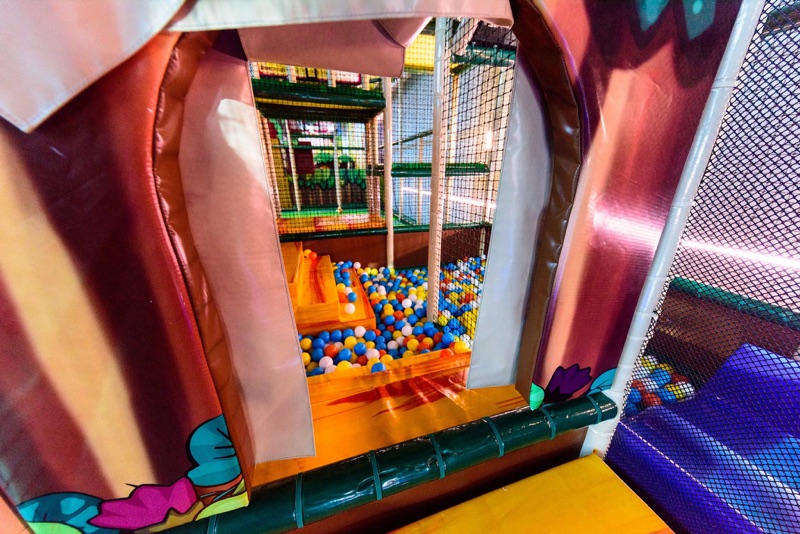 Tuneli i bazen s lopticama u Happylandu
