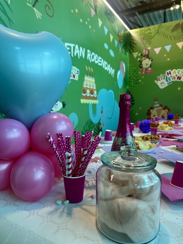 Šareni stol i party detalji u Happyland prostoru
