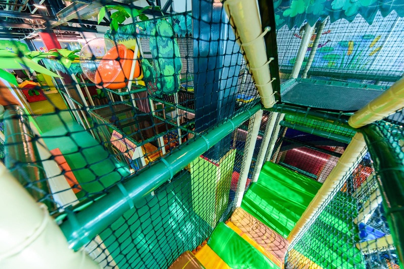 Širi pogled na penjalice i mreže u Happyland igraonici